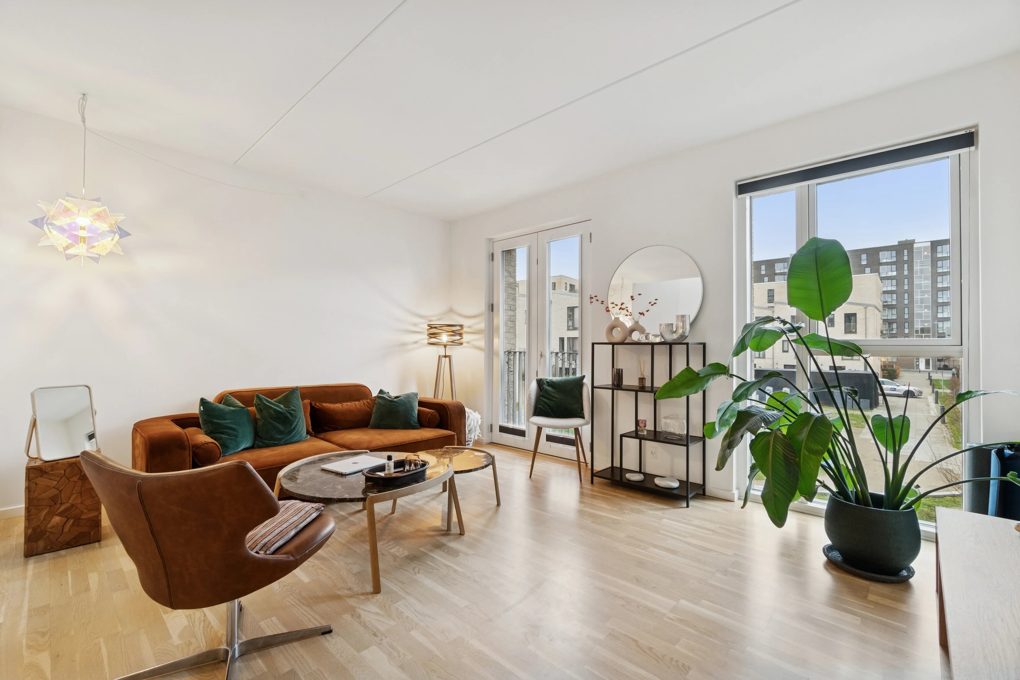 Stue med sofa og stort vinduesparti