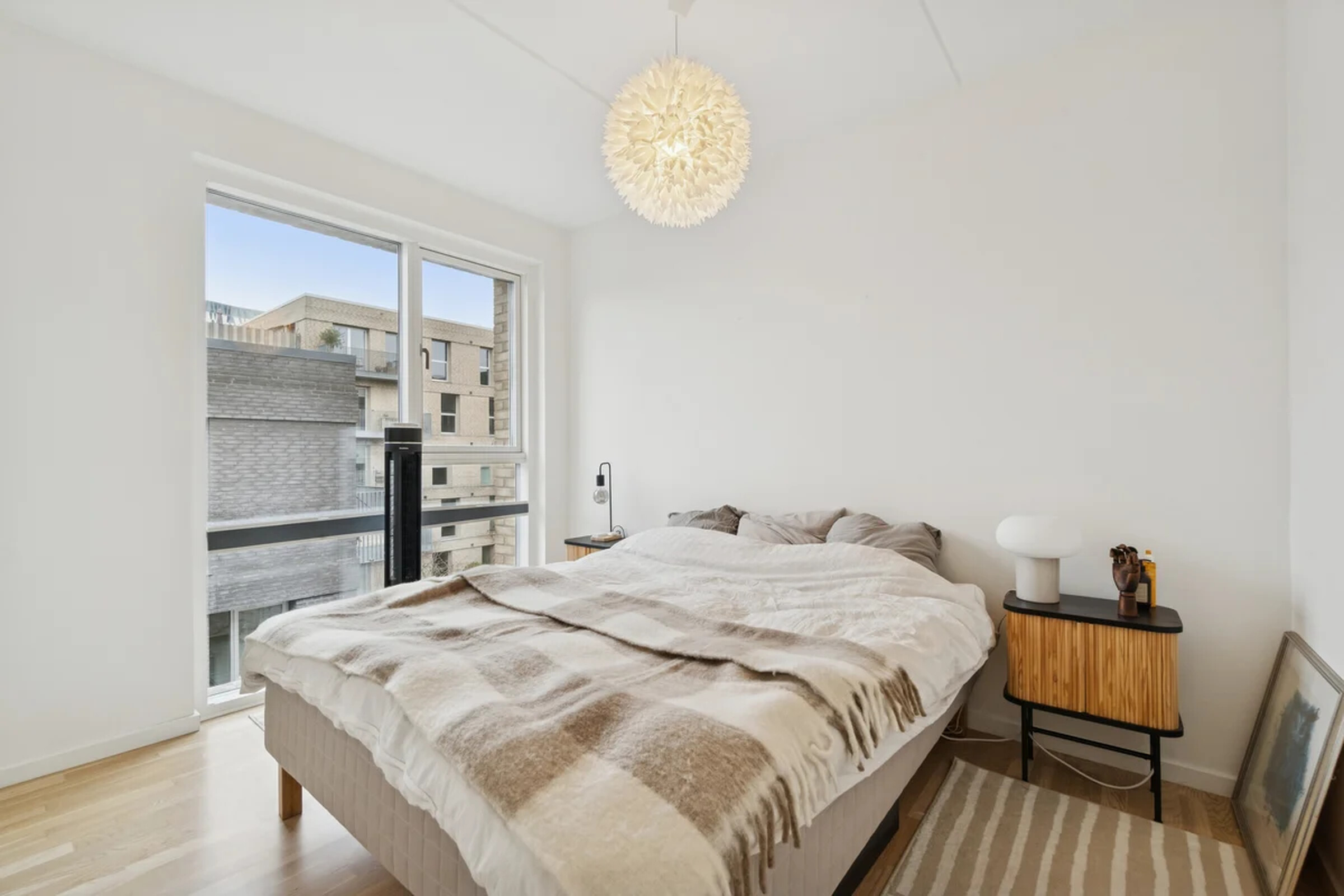 Soveværelse med minimalistisk indretning